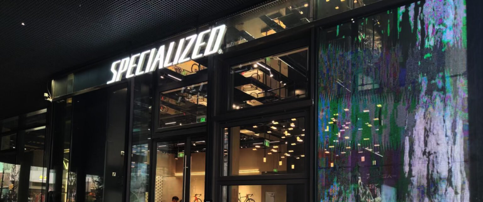 Specialized上海旗艦店：極簡商業空間美學